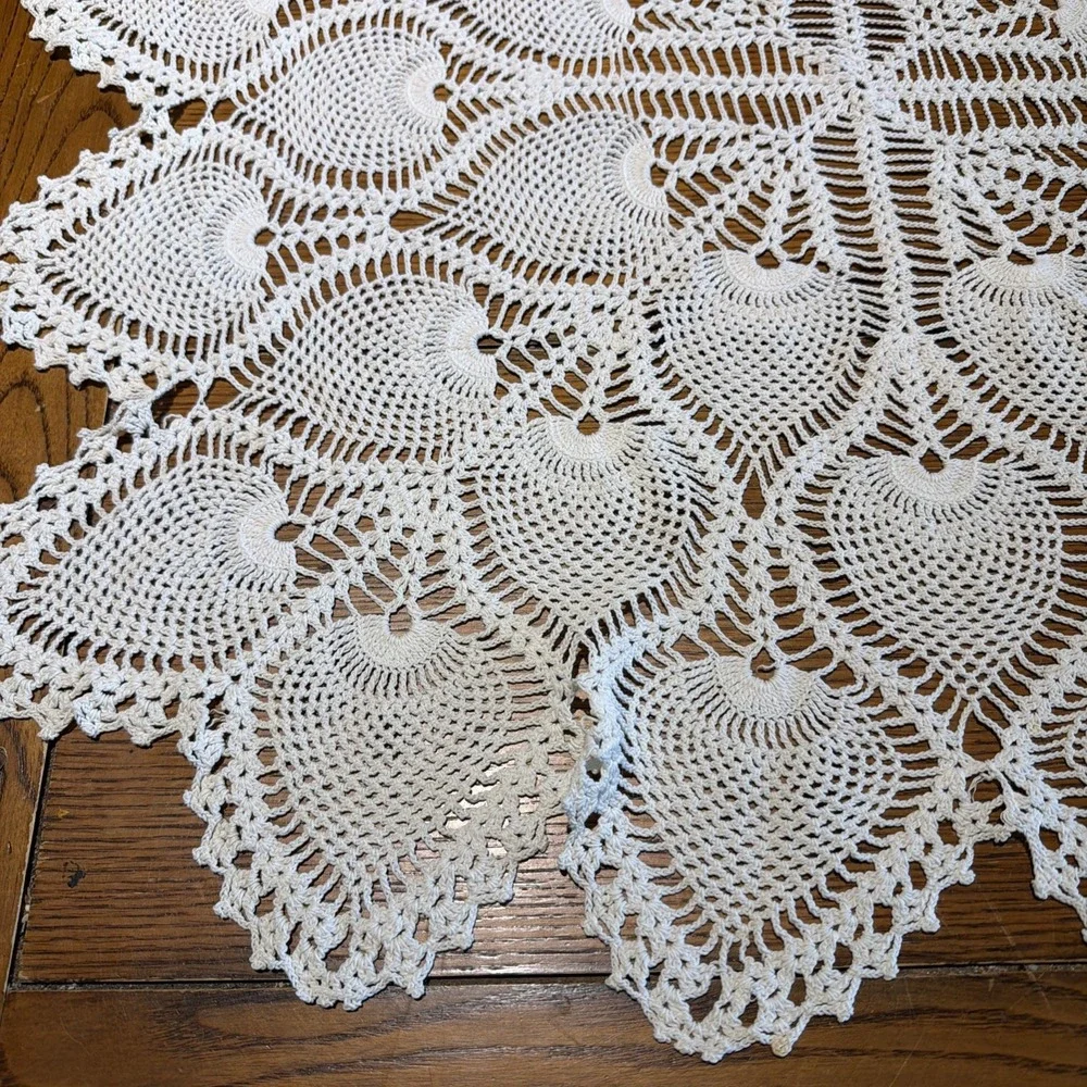 Vtg Ivory Pineapple Peacock Hand Crocheted Table Topper 28